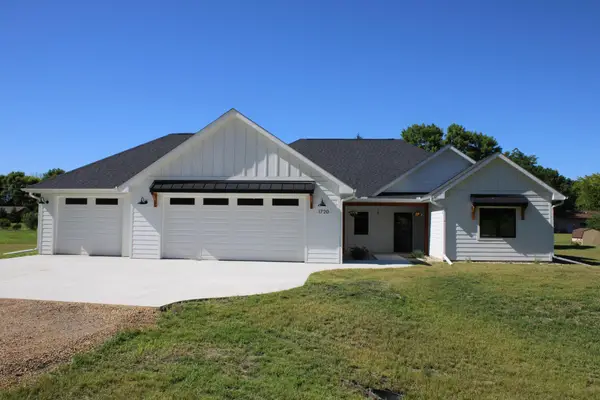 1720 High Tail Lane, Mankato, MN 56001
