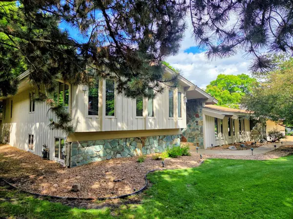 7105 Gleason Road, Edina, MN 55439