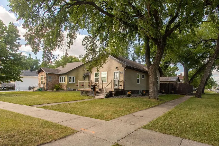 1601 S 3rd Avenue S, Fargo, ND 58103 - #2