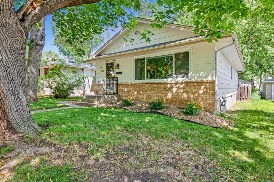 3236 N Indiana Avenue N, Robbinsdale, MN 55422 - #2