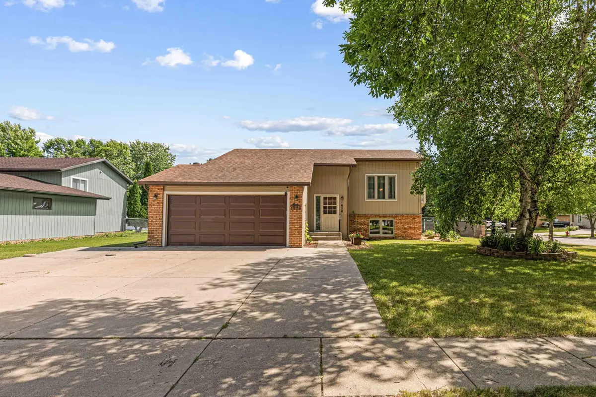 1626 36 1/2 Avenue S, Fargo, ND 58104 - #1