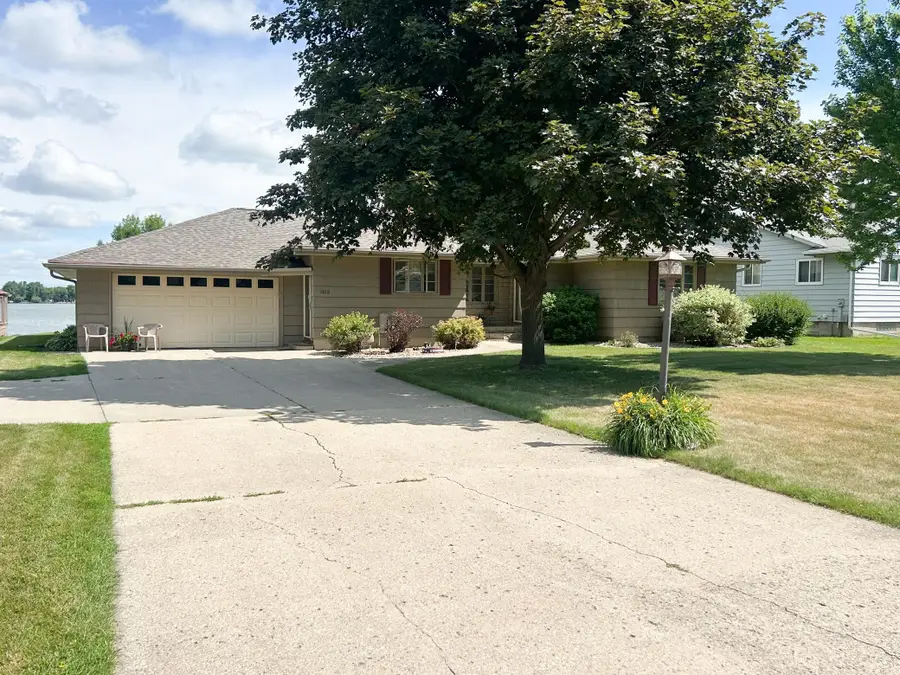 1010 S Shore Drive, Worthington, MN 56187 - #2