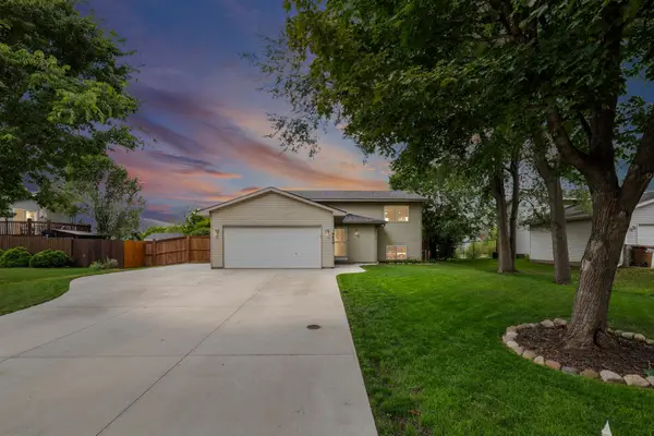 9430 Hale Avenue S, Cottage Grove, MN 55016