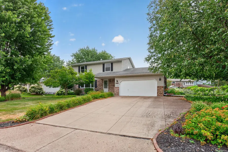 3016 Lakewood Drive N, Maplewood, MN 55109 - #2
