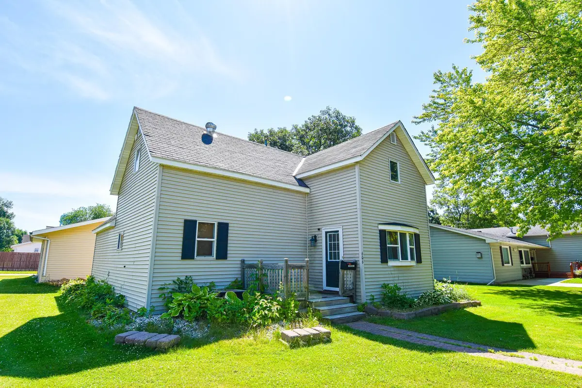 606 Kendall Avenue S, Thief River Falls, MN 56701 - #1