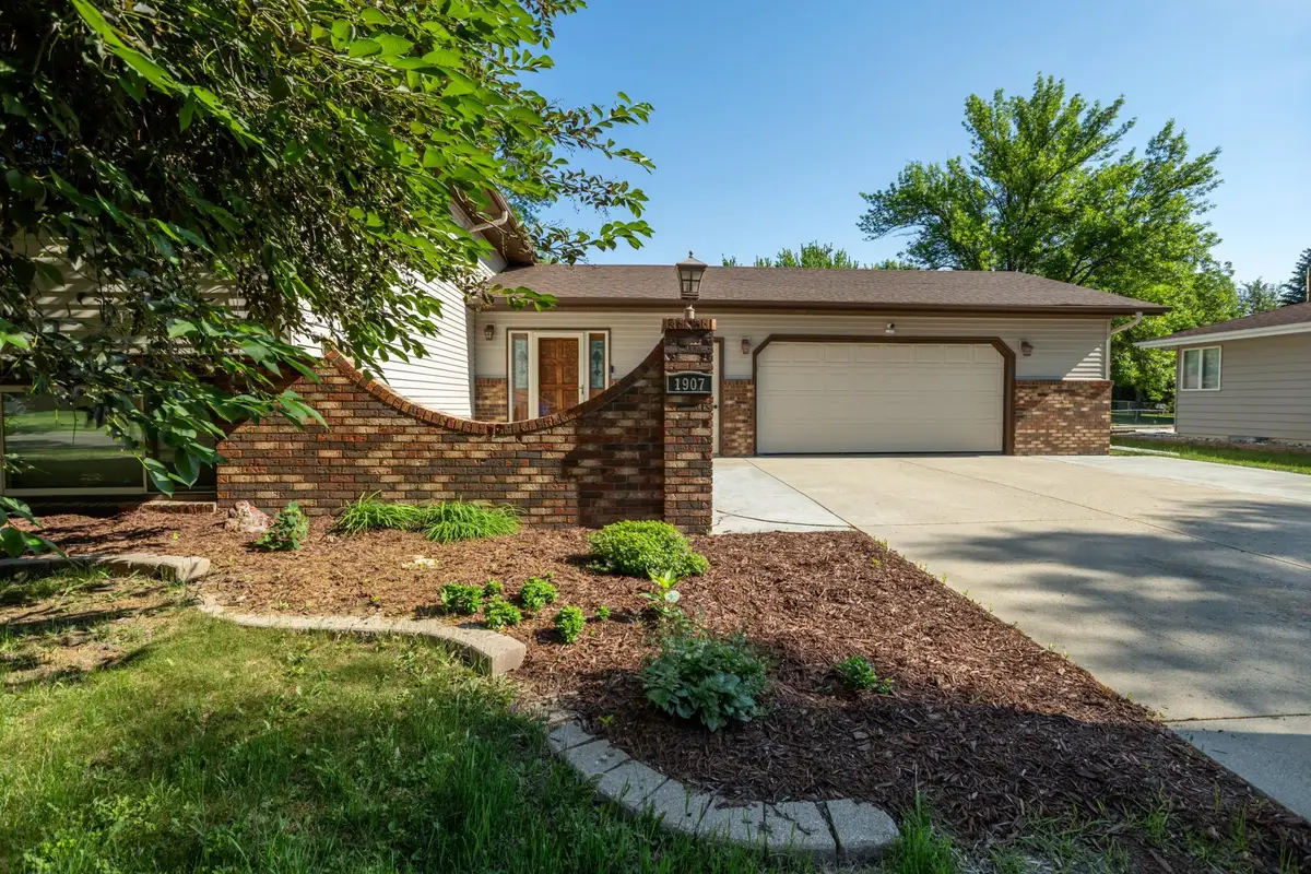 1907 25 1/2 Avenue S, Fargo, ND 58103 - #1