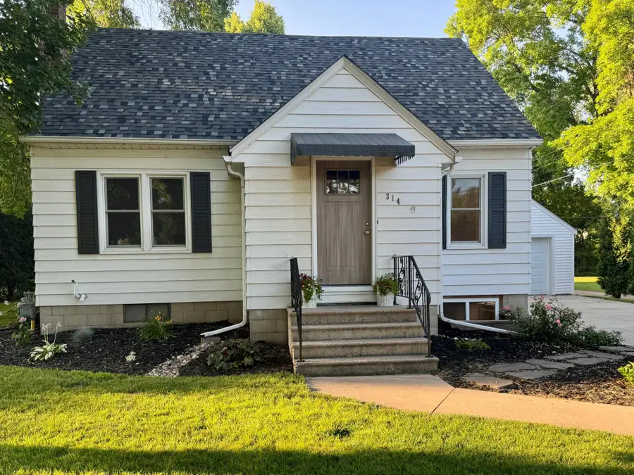 314 Colfax Avenue Nw, Renville, MN 56284 - #2