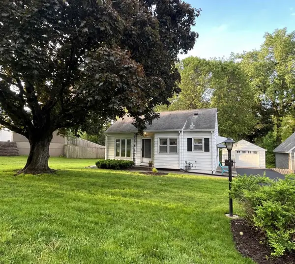 590 Valley Lane, Mendota Heights, MN 55118