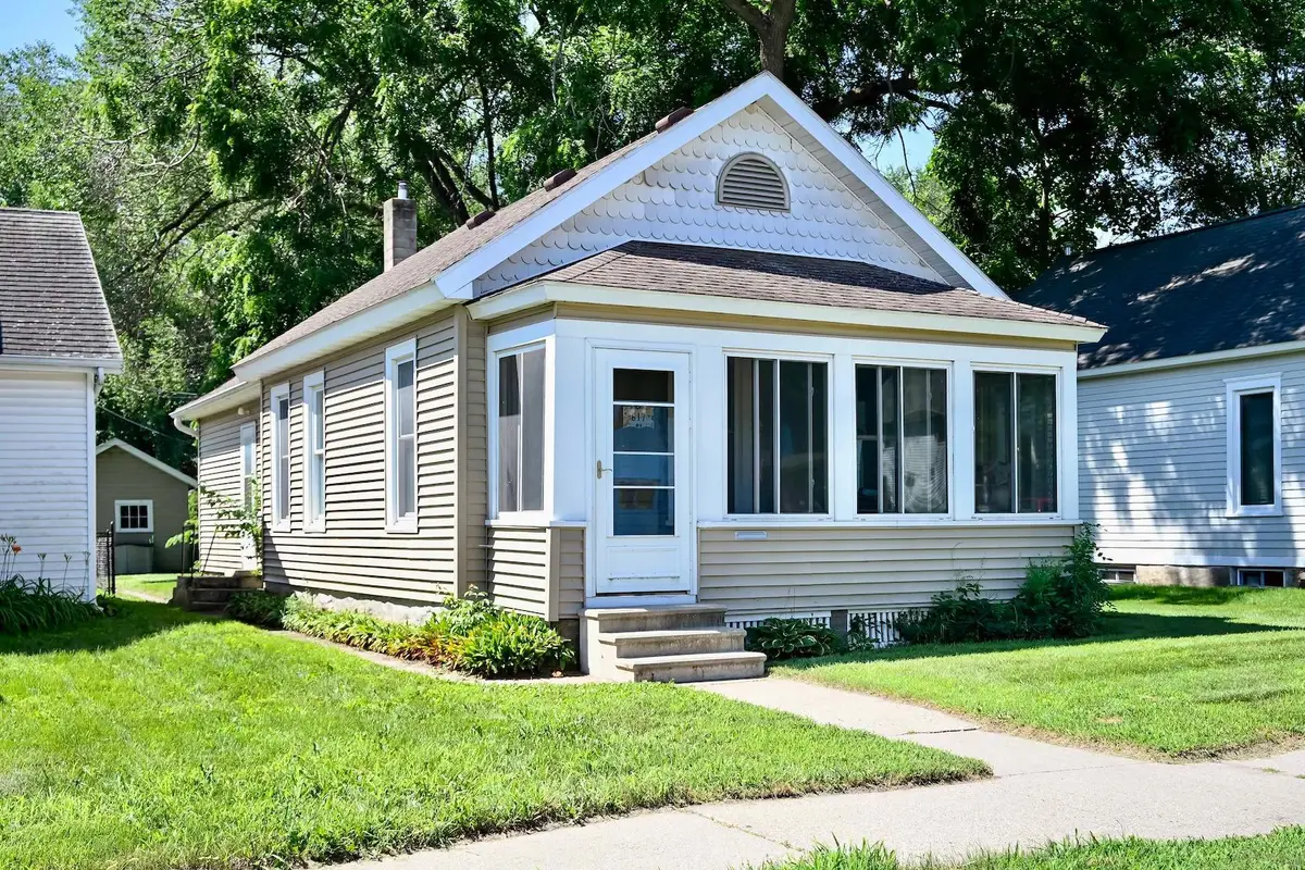 617 W Howard Street, Winona, MN 55987 - #1