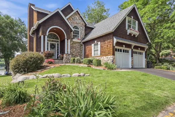 9247 Lake Riley Boulevard, Chanhassen, MN 55317