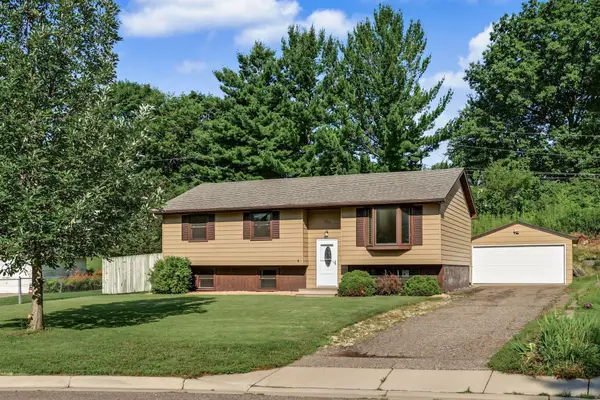 606 Grospoint Lane N, Oakdale, MN 55128