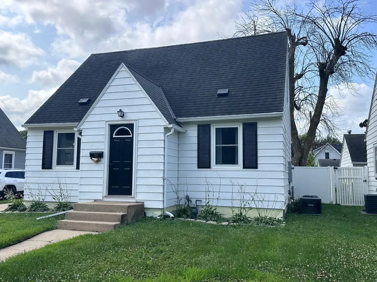 213 11th Avenue Sw, Austin, MN 55912 - #1