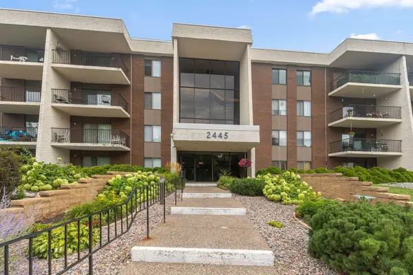 2445 Londin Lane E #202, Maplewood, MN 55119