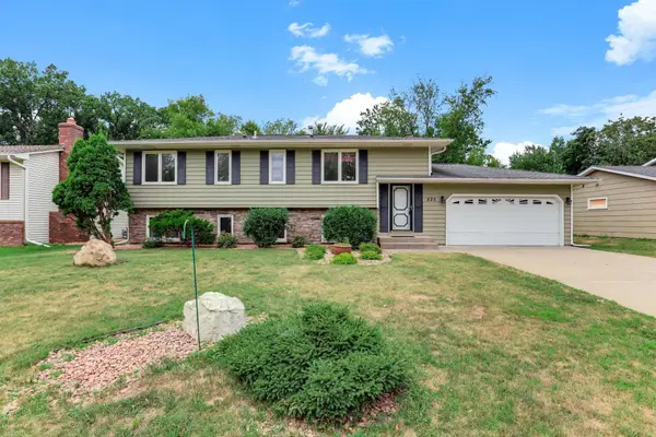 525 Lakewood Drive S, Maplewood, MN 55119