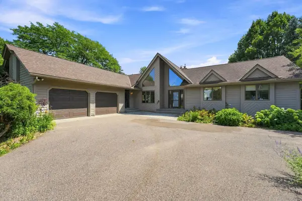 386 Bear Avenue S, Vadnais Heights, MN 55127