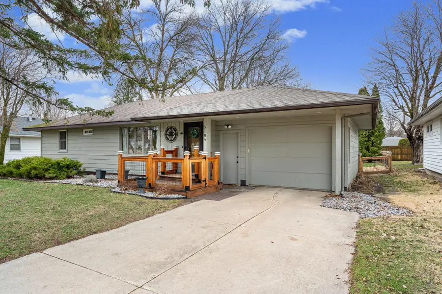 2104 W Oakland Avenue, Austin, MN 55912 - #3