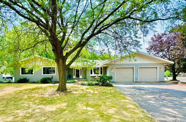 1915 Twin Circle Drive, Mendota Heights, MN 55118