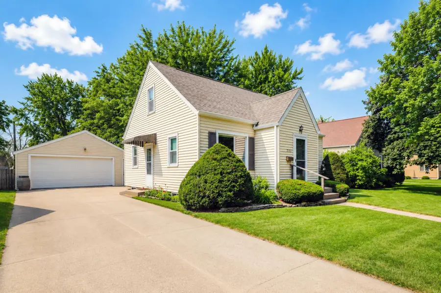 2102 E Oakland Avenue, Austin, MN 55912 - #2