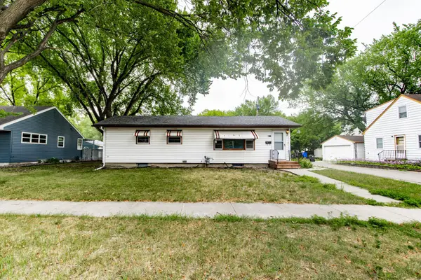 1011 College Street N, Fargo, ND 58102