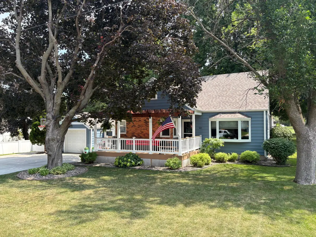 1221 S Grove Avenue, Owatonna, MN 55060 - #1