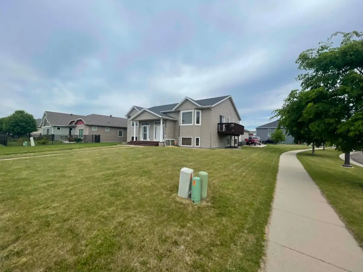 5509 44th Avenue S, Fargo, ND 58104 - #1