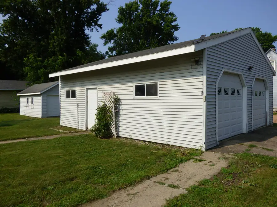 2 S Maple Avenue, Le Center, MN 56057 - #3