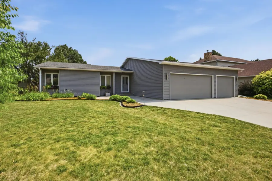 186 Prairiewood Drive S, Fargo, ND 58103 - #2