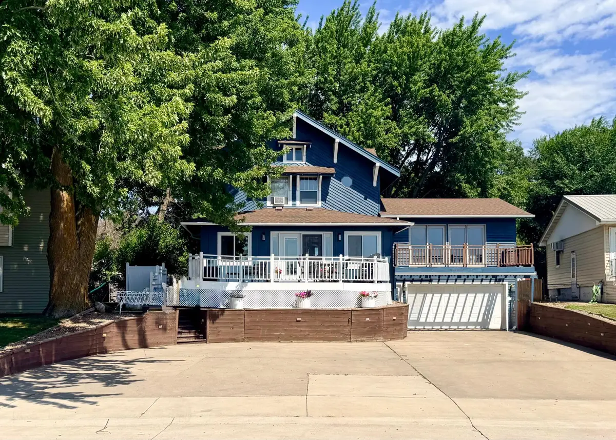 506 W Lake Avenue, Worthington, MN 56187 - #1