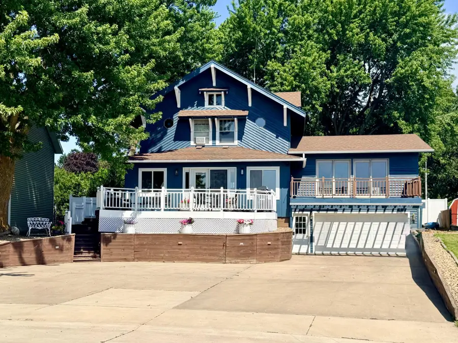 506 W Lake Avenue, Worthington, MN 56187 - #3