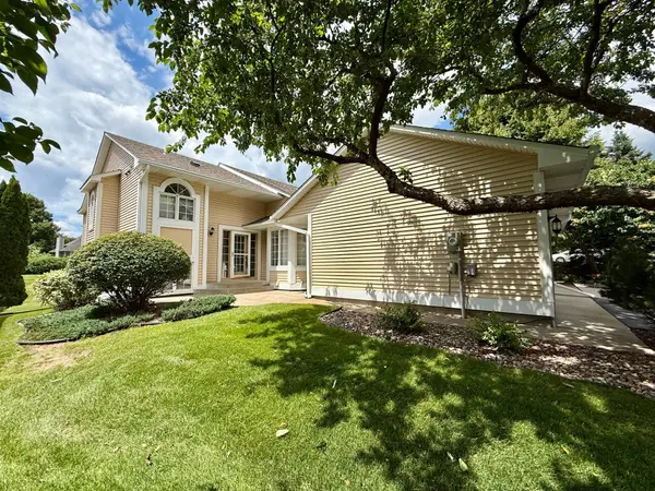 808 Winterberry Drive, Woodbury, MN 55125