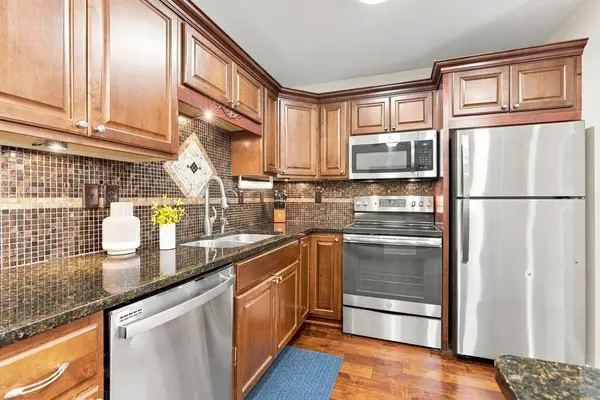 970 Pontiac Lane, Chanhassen, MN 55317