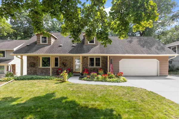 944 11th Avenue Se, Forest Lake, MN 55025