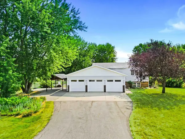 902 76th Avenue S, Fargo, ND 58104