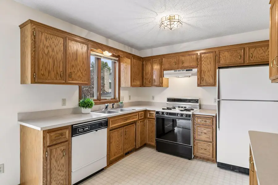 972 Pointe Way, Eagan, MN 55123 - #2