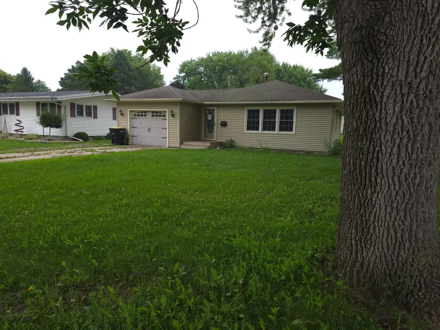 1109 S Moore Street, Blue Earth, MN 56013 - #2