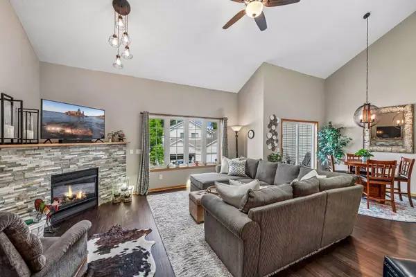 912 Kelly Court, Chanhassen, MN 55317