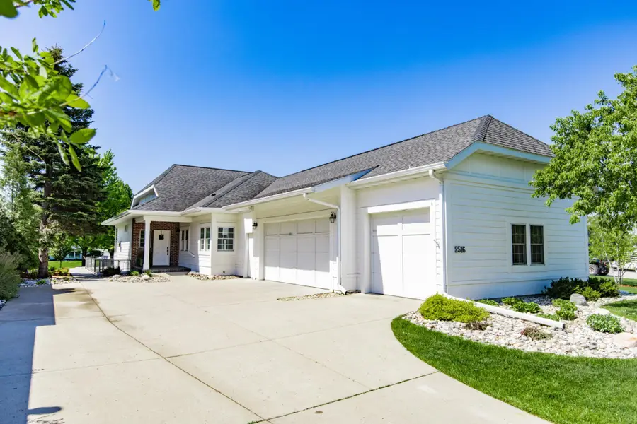 2516 Rose Creek Parkway S, Fargo, ND 58104 - #2