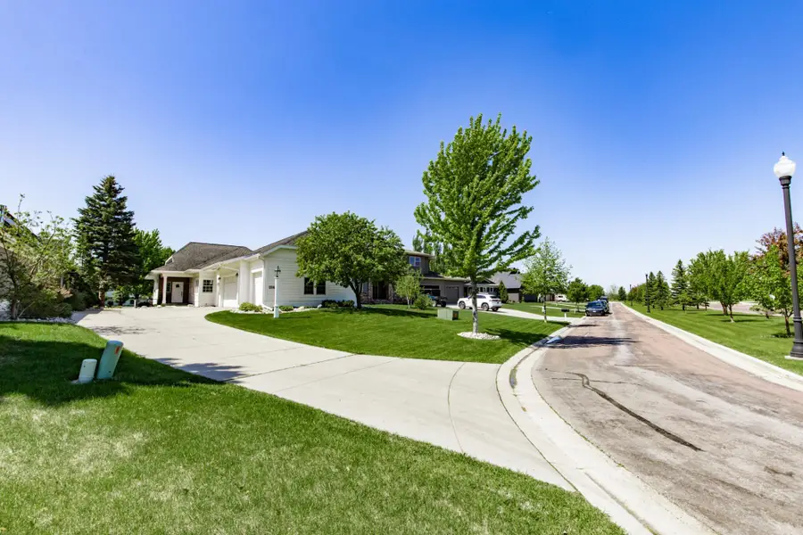 2516 Rose Creek Parkway S, Fargo, ND 58104 - #3