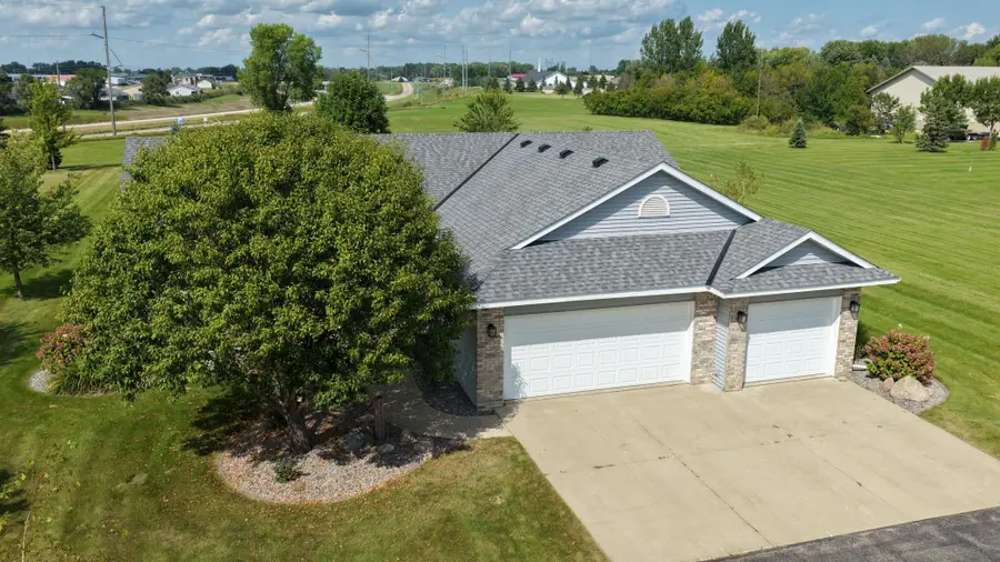 2858 9th Avenue Se, Willmar, MN 56201 - #2