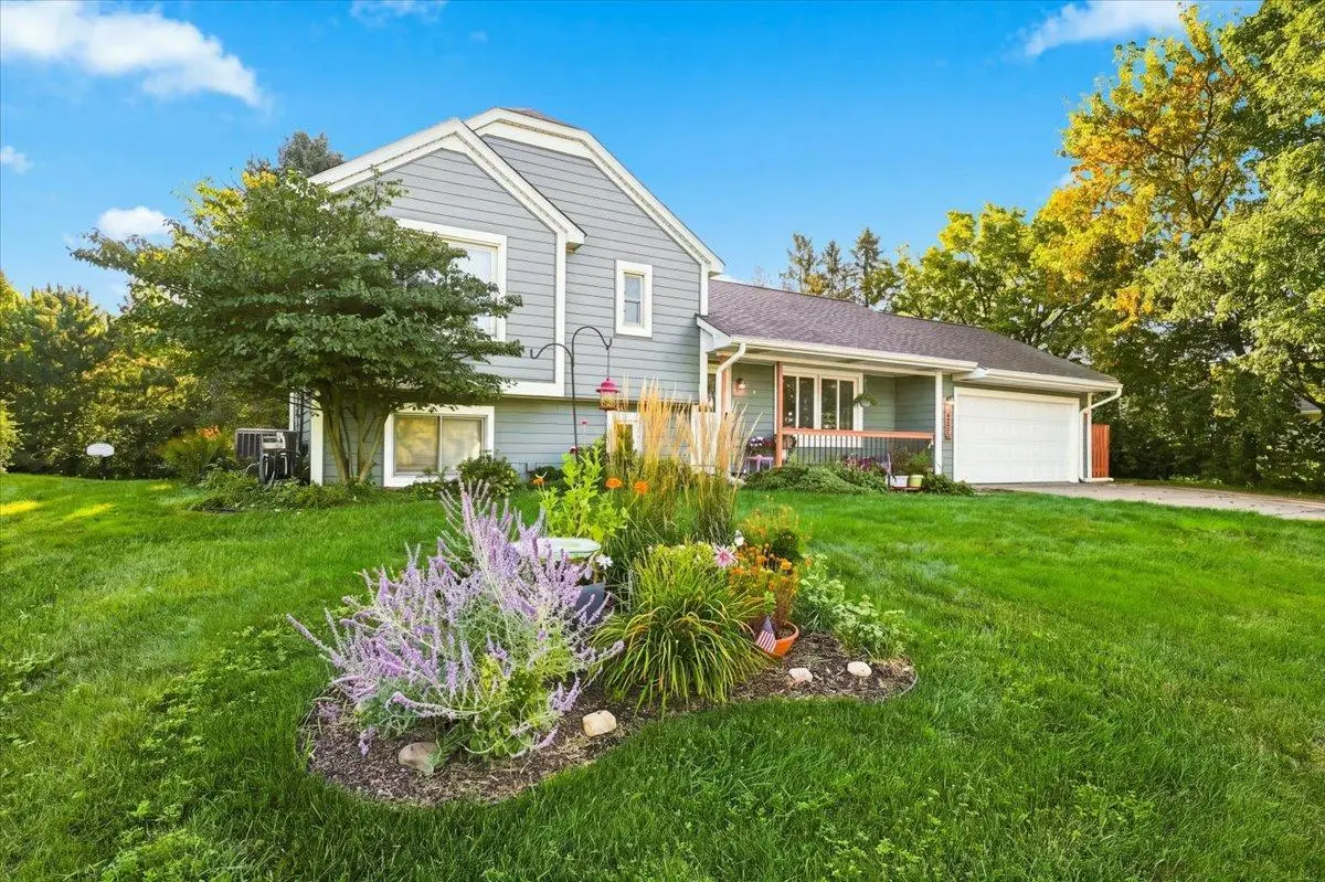 558 Hyde Avenue N, Mahtomedi, MN 55115 - #1
