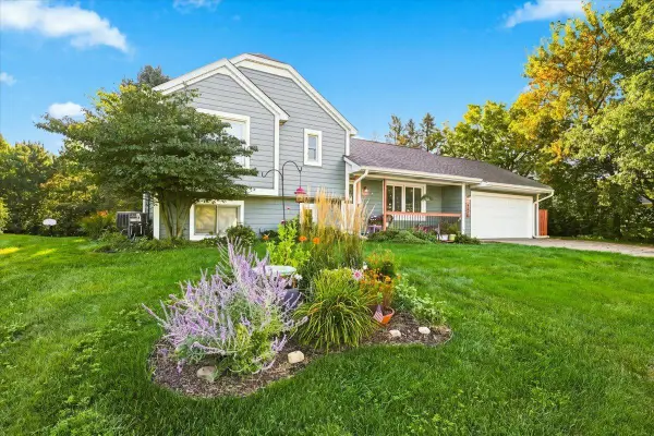 558 Hyde Avenue N, Mahtomedi, MN 55115