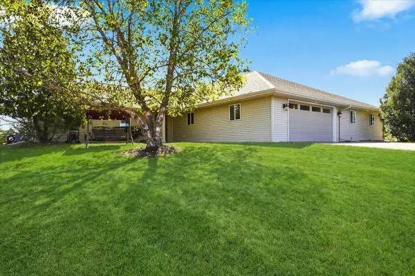 919 Waxon Lane, Hudson, WI 54016