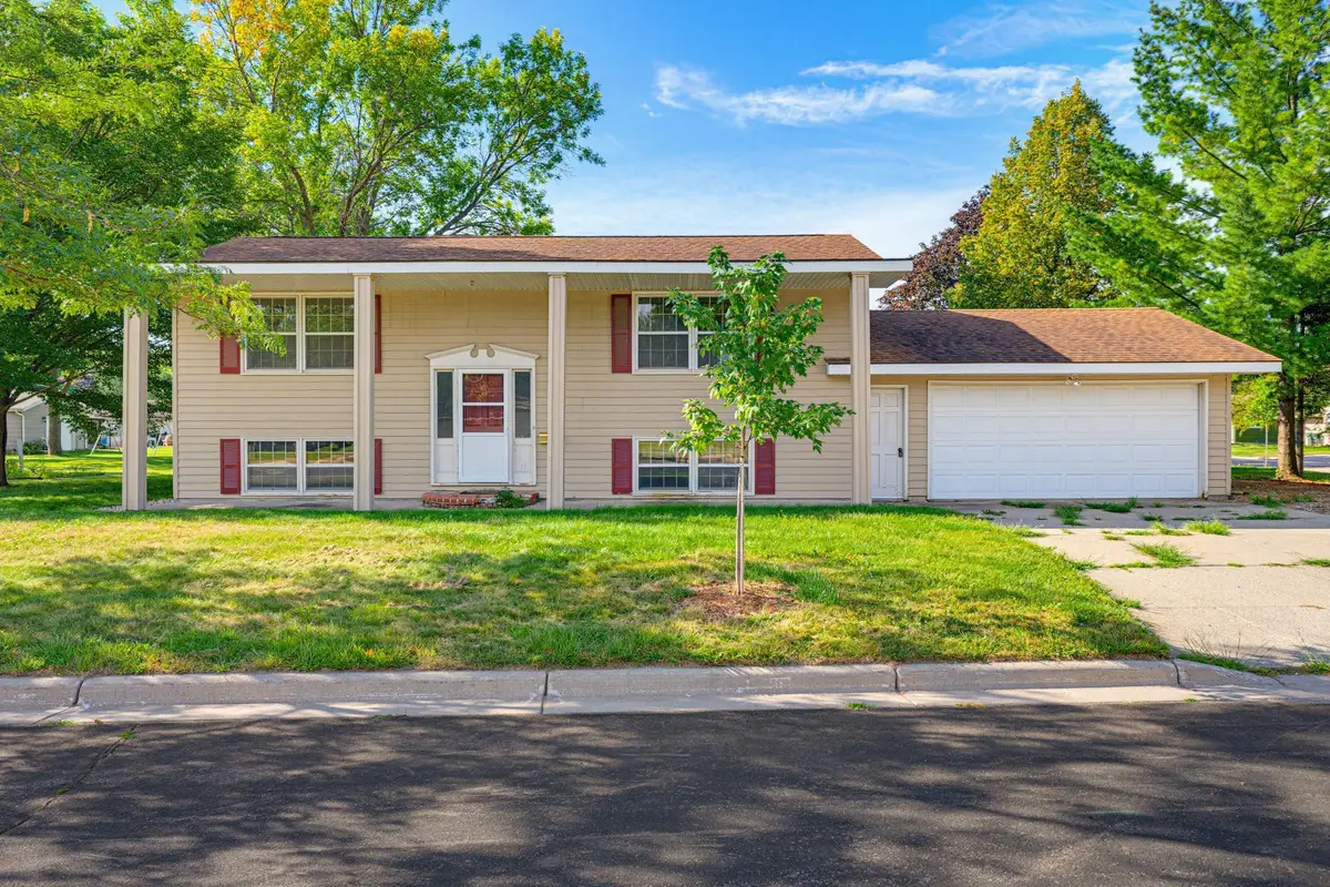 64 9th Avenue Ne, Hutchinson, MN 55350 - #1