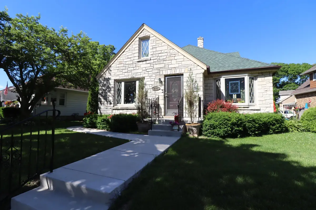 2141 S Livingston Terrace, West Allis, WI 53219 - #1