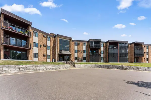 2700 Oxford Street N #101, Roseville, MN 55113