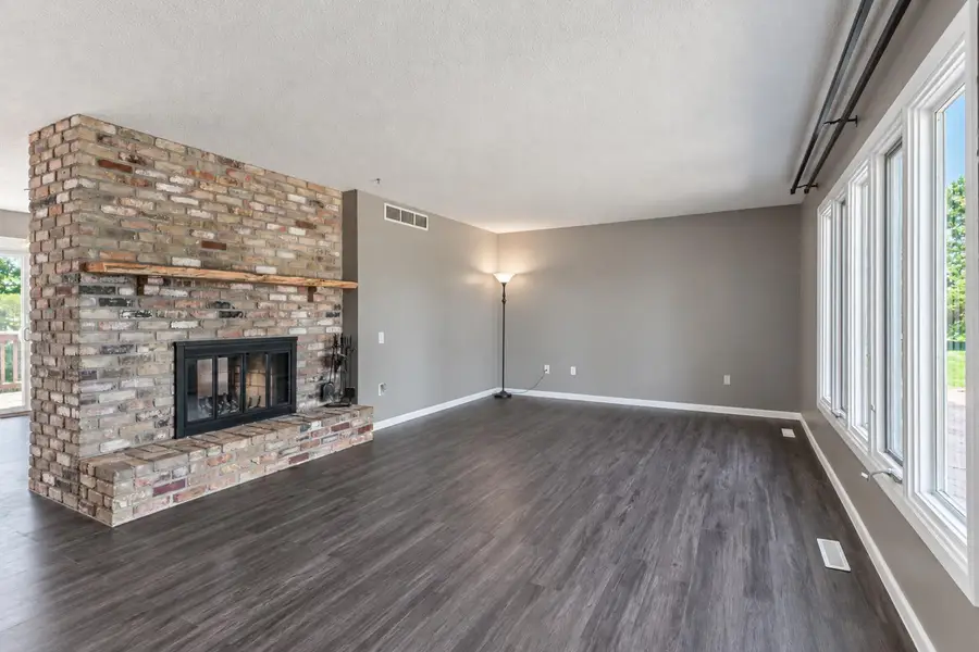 1011 N Cordova Avenue, Le Center, MN 56057 - #2