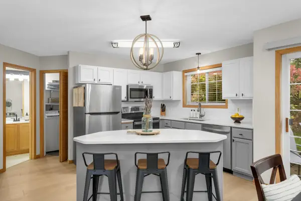 547 Mission Hills Way W, Chanhassen, MN 55317