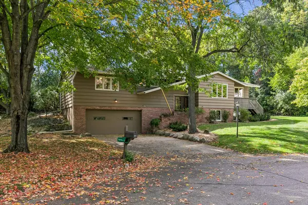 2931 Cedar Knoll Court, Minnetonka, MN 55305