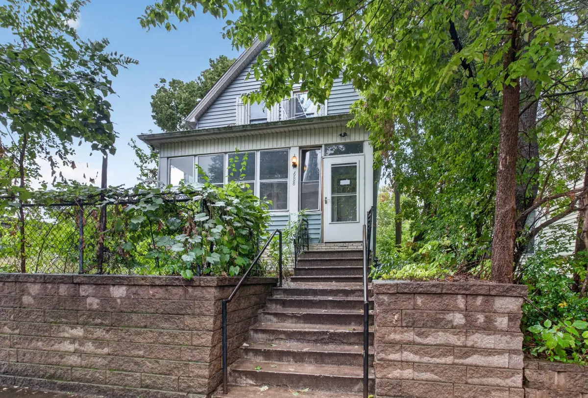 688 Magnolia Avenue E, Saint Paul, MN 55106 - #1