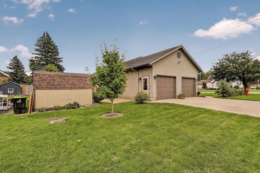 425 Park Avenue, Zumbrota, MN 55992 - #2